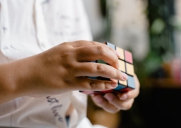 Hvordan løser man en Rubiks cube